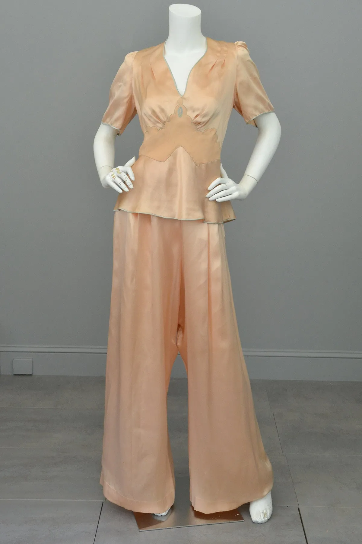 1930s Peach Silk Satin Aqua Piping Keyhole Back Pajamas Loungewear, Size Large